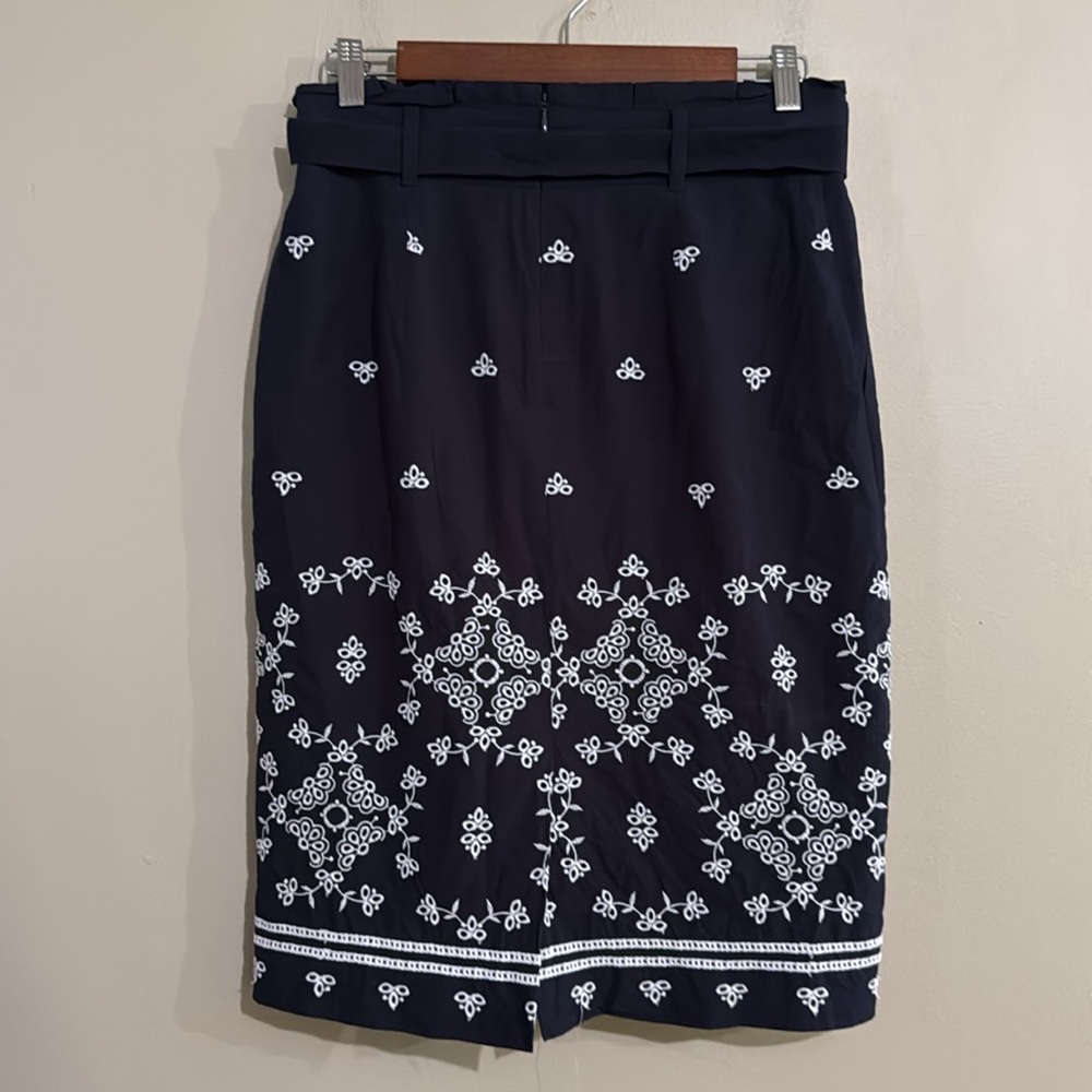 Ann Taylor Navy and White Embroidered Pencil Skirt Lined Women's Size 4 - Picture 3 of 10
